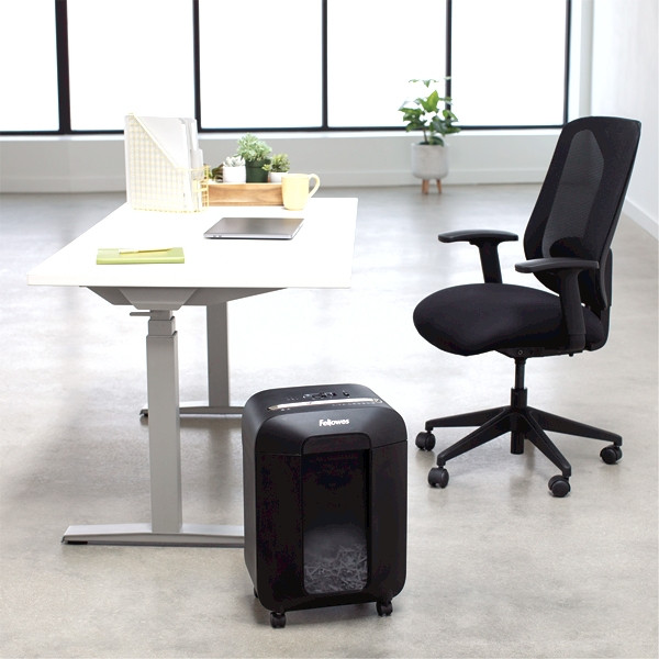 Шредер Fellowes® Powershred® LX85, DIN P-4, 4х40мм, 12лст., 19 лтр., SafeSense™, шт Шредер Fellowes Powershred LX85 (FS-44008) — для бизнеса и офиса